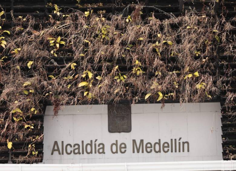 Hasta El Muro Verde De La Alcaldía De Medellín Se Marchitó Durante El Gobierno De Quintero 0040