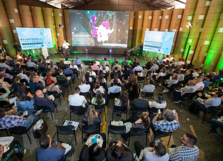 El gobernador Aníbal Gaviria explicó el proceso de construcción de la Agenda 2040 y de los proyectos claves del futuro. FOTO edwin bustamante