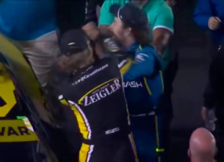 La pelea fue protagonizada por Ryan Blaney (azul) y Carson Hocevar (amarillo y negro). FOTO: Captura de vídeo