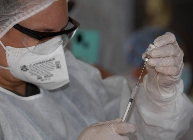El proceso de vacunación en Sabaneta se inició con la enfermera Lina Marcela Vélez, del hospital Venancio Díaz. La alcaldía niega que otras cuatro personas vacunadas se hayan colado. FOTO EDWIN BUSTAMANTE