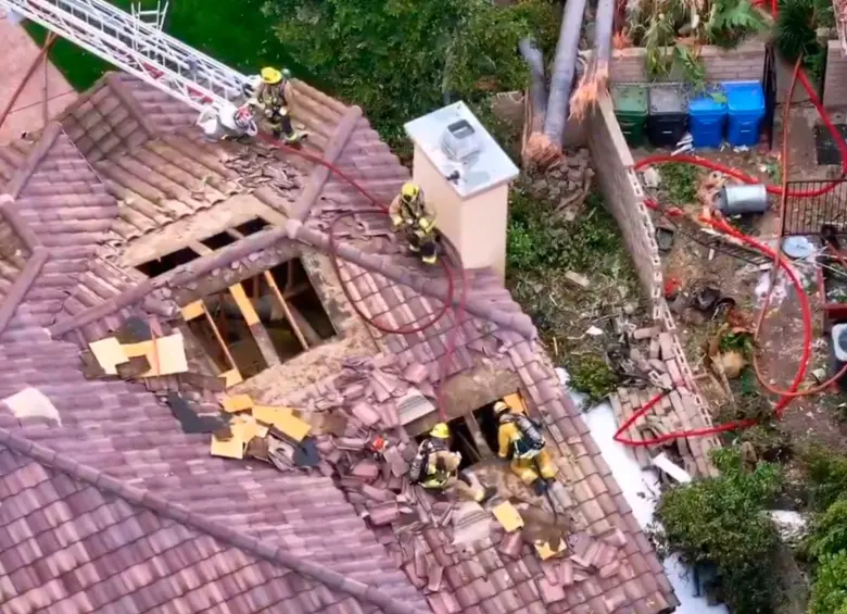Los habitantes de las casas afectadas se encontraban dentro de ellas durante el accidente, pero no resultaron heridos. FOTO: Captura de video X @VCFD_PIO