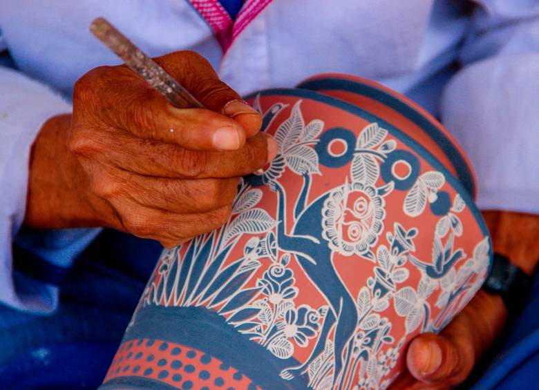 Herencia en movimiento: las manos de un alfarero tonalteca transforman la arcilla húmeda en piezas de alto valor artístico e identitario. Foto: Oficina de Visitantes y Convenciones de Guadalajara