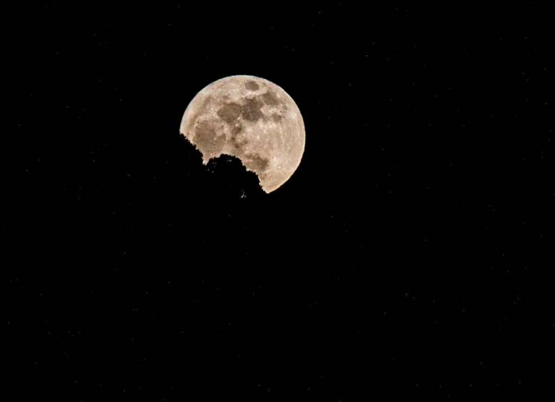 La NASA explicó que este evento se da “cuando la Luna está en su punto más cercano a la Tierra o cerca de él y al mismo tiempo es una Luna llena”. Foto: Esneyder Gutiérrez