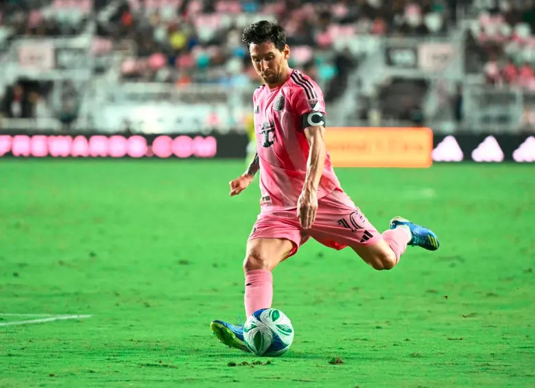 El césped que muchas veces pisó Messi está a la venta. FOTO AFP