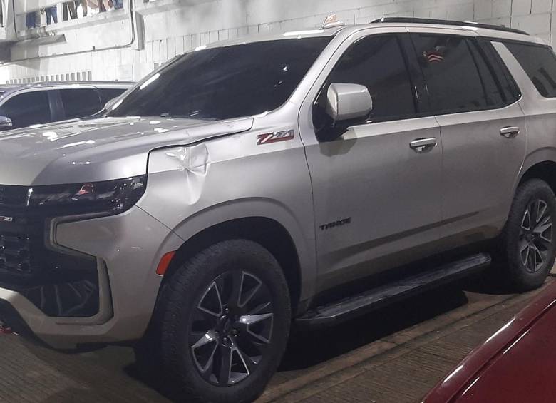 La camioneta del delantero colombiano se encontraba en el parqueadero del estadio donde los hinchas lanzaron, al parecer, una pedazo de una valla. FOTO: Tomada de redes sociales 