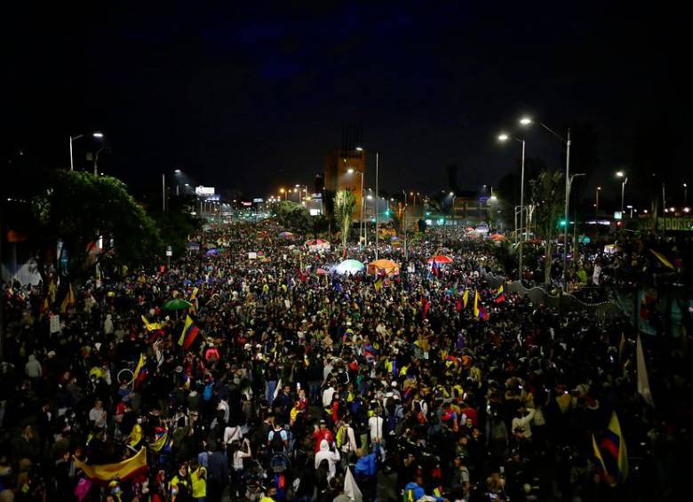 La concentración más multitudinaría se vivió en el monumento a los Héroes. FOTO: COLPRENSA