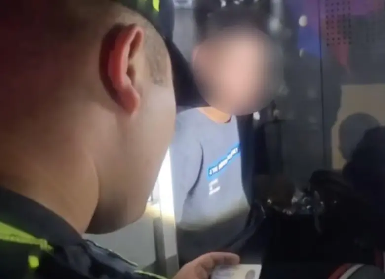 Momento de la captura del sujeto señalado de presunto abuso sexual. FOTO: CAPTURA VIDEO POLICÍA METROPOLITANA DE BOGOTÁ