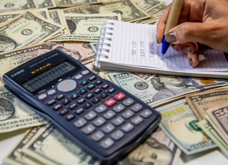El dólar perdió 1,22% frente al peso colombiano y la TRM del miércoles se ubicará en $3.098,79, según la Superfinanciera. FOTO EL COLOMBIANO