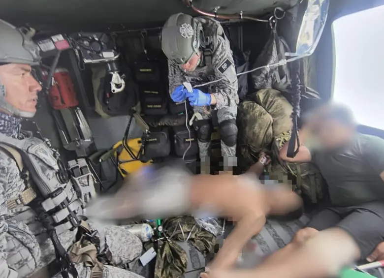 Debido al grave estado en el que se encontraban, la Fuerza Aeroespacial Colombiana, mediante un helicóptero “Ángel” del Comando Aéreo de Combate N.° 5 (Cacom 5), realizó la evacuación de los tres soldados. FOTO: Cortesía CACOM 5