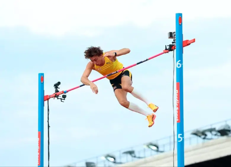 Armand Duplantis, de 25 años de edad, sigue causando sensación en el salto con garrocha. FOTO: @OlympicDeportes
