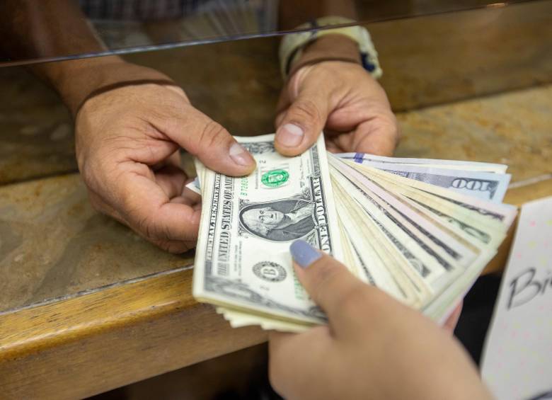 En su apertura el dólar se ubicó $2,50 por debajo de la Tasa Representativa del Mercado (TRM). FOTO CARLOS VELÁSQUEZ