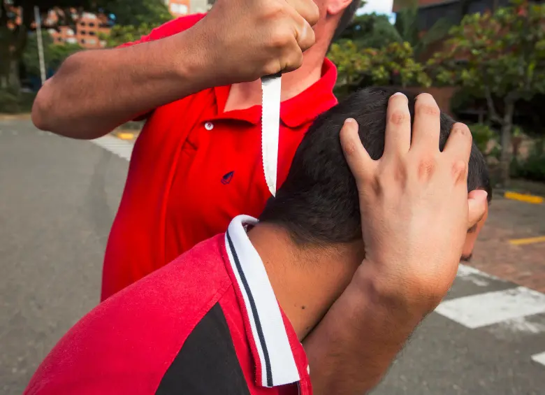 Un altercado entre dos hombres en la plaza de vicio del barrio El Raizal, en la comuna 3 (Manrique), provocó la muerte de John Alejandro Osorio Maldonado, de 44 años. FOTO: DRAMATIZADO - CARLOS VELÁSQUEZ