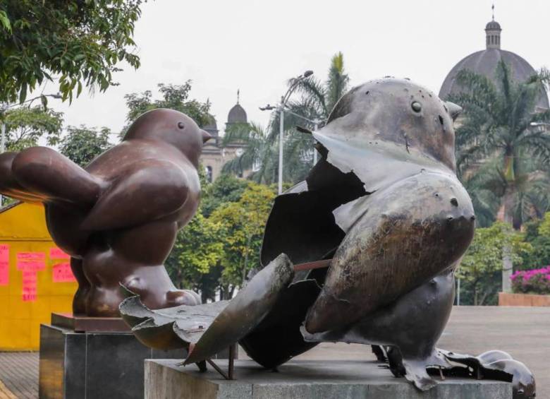 Una de las palomas de la paz de Botero vandalizada en Medellín. FOTO: Archivo EL COLOMBIANO