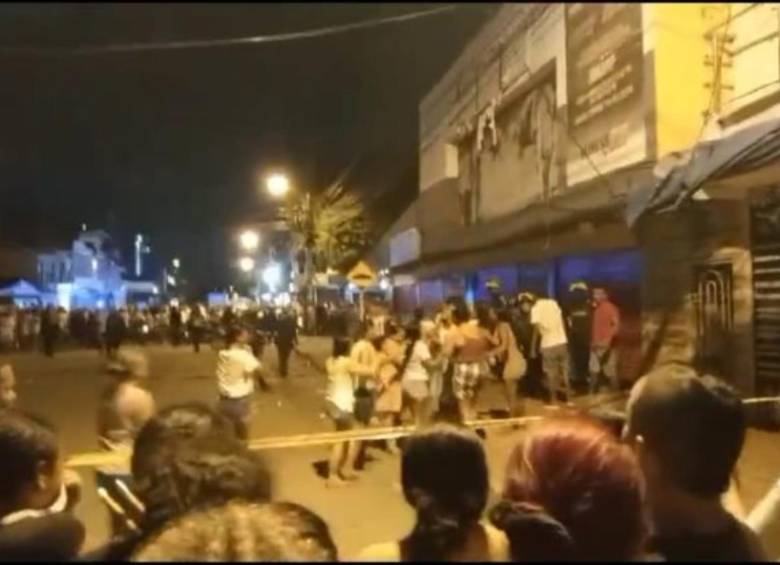 El ataque desmedido terminó con tres personas muertas, dos que fallecieron al instante y un tercero que logró ser trasladado a hospital Materno Infantil, sede 13 de julio, pero no alcanzó a sobrevivir. FOTO: Captura video Twitter @HENRYFOREROJ