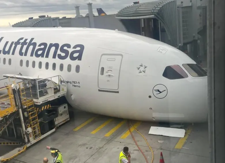 Un avión Boeing de Lufthansa cayó sobre su morro en Alemania. FOTO: Tomada de redes sociales