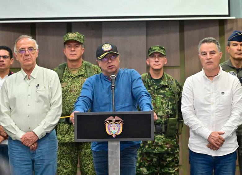 El consejo de seguridad entre el Gobierno nacional, los gobernadores de Antioquia y Córdoba, y las Fuerzas Militares, se llevó a cabo en Montelíbano. FOTO: CORTESÍA PRESIDENCIA