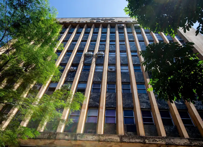 El edificio Fabricato fue diseñado por Federico Blodek, se dice que fue inspirada en la forma de una planta eléctrica. Foto: Julio César Herrera. 