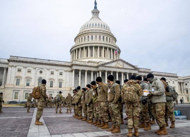 Militares vigilan el Congreso de Estados Unidos tras aprobación de nuevo juicio político a Trump. FOTO: EFE
