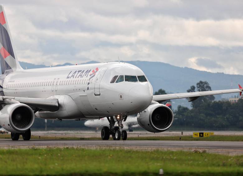 El avión de la aerolínea Latam estaba a punto de despegar en la pista sur de El Dorado cuando ocurrió el incidente. FOTO: Colprensa