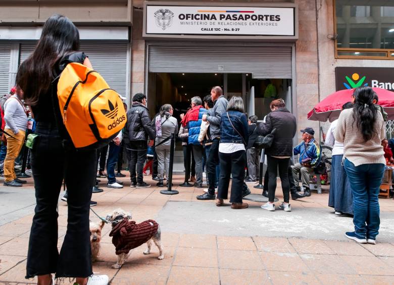 Filas y desespero en Bogotá ante una posible escasez de pasaportes