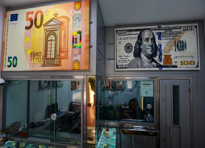 El euro, la divisa europea lleva casi seis semanas, desde el 11 de junio de 2026, cotizando por debajo del umbral de los $4.000. FOTO Manuel Saldarriaga
