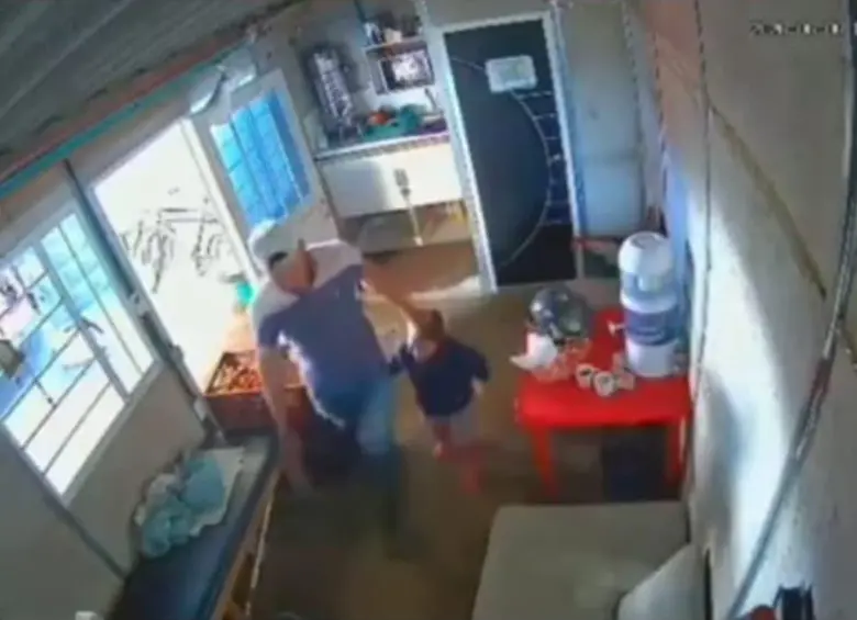 Video muestra a un hombre golpeando a una niña de cuatro años, en el municipio de Sibaté, en Cundinamarca. FOTO: Captura de video 