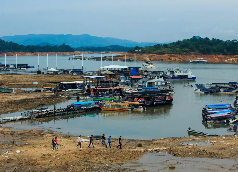 En 2024, la sequía por el intenso verano redujo dramáticamente el nivel de los embalses de generación como Guatapé. FOTO Camilo Suárez
