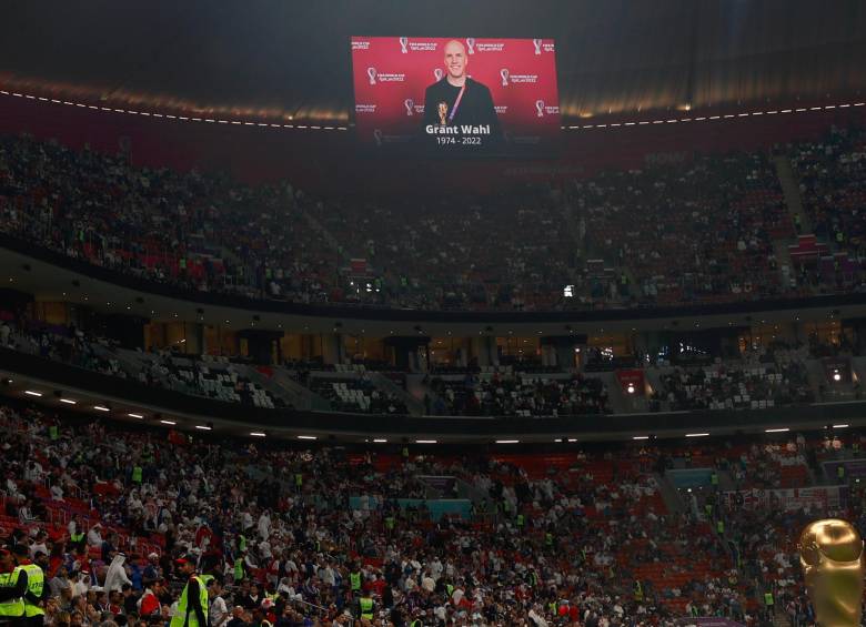 El Mundial de Qatar rindió homenaje al periodista inglés Grant Wahl, quien falleció mientras cubría el evento deportivo. FOTO: EFE