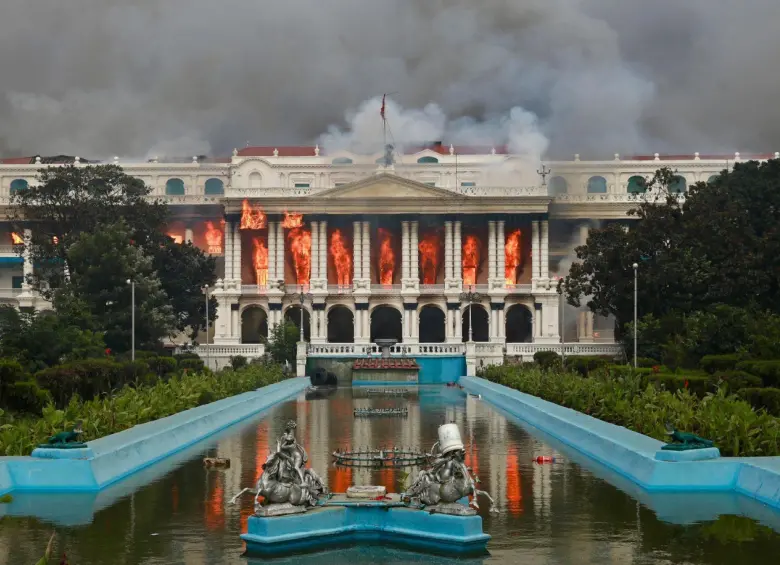 El parlamento fue incendiado a causa de las protestas de jóvenes nepaleses. Foto: Getty Images