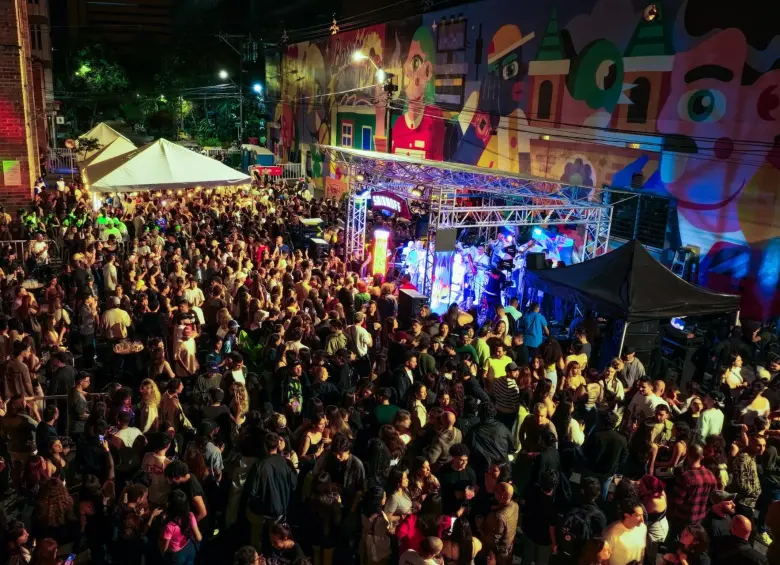 El evento, realizado en el barrio Perpetuo Socorro, en el centro de Medellín, estuvo acompañado por diferentes personalidades del talento local. FOTO: Cortesía