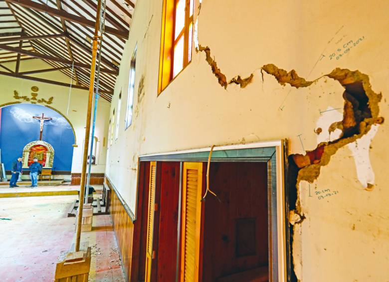 Las grietas sobre las paredes son cada vez más gruesas. Aunque no hay una fecha fija para la demolición, ya se están haciendo los estudios para la construcción del templo que reemplace al que ahora se parte en pedazos. FOTO manuel saldarriaga