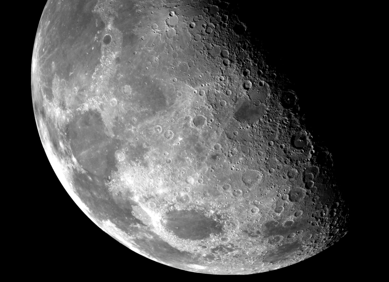 Esta vista del polo norte de la Luna es un mosaico ensamblado a partir de 18 imágenes tomadas por el sistema de imágenes Galileo de la NASA a través de un filtro verde mientras la nave espacial sobre volaba el 7 de diciembre de 1992. Foto cortesía NASA