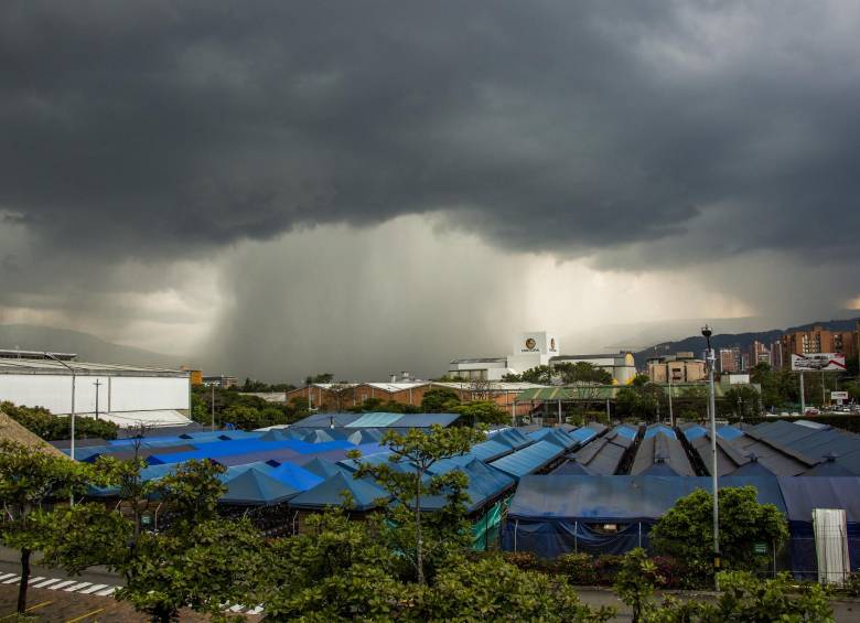 Luego de una mañana soleada ayer en Medellín, un fuerte aguacero focalizado en algunos sectores apareció en la ciudad. FOTO: Carlos Velásquez