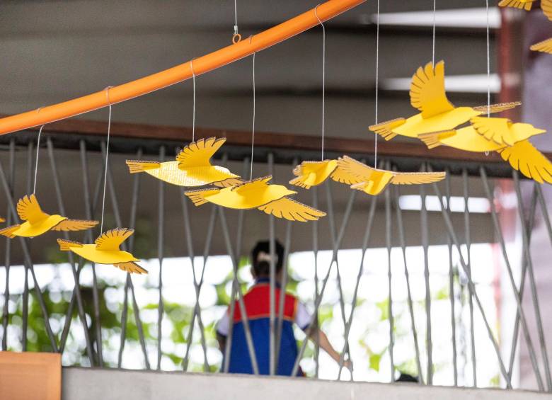 Estos son unos pájaros de papel en los que los visitantes escribieron mensajes. Foto: Camilo Suárez.