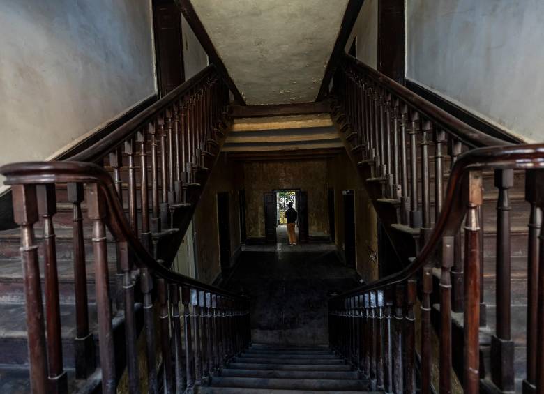 La escalera de madera de la casa está intacta desde hace 156 años, pero también necesita de cuidados y un proceso de restauración. FOTO: Camilo Suárez