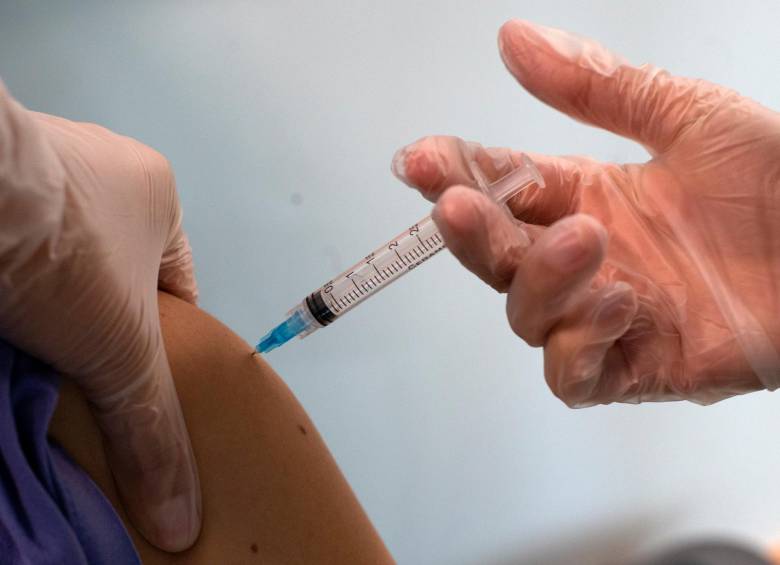 Mientras se avanza en la aplicación de la vacuna en varios países, el coronavirus sigue creciendo a cifras alarmantes tras un año de aparecer la pandemia. FOTO AFP