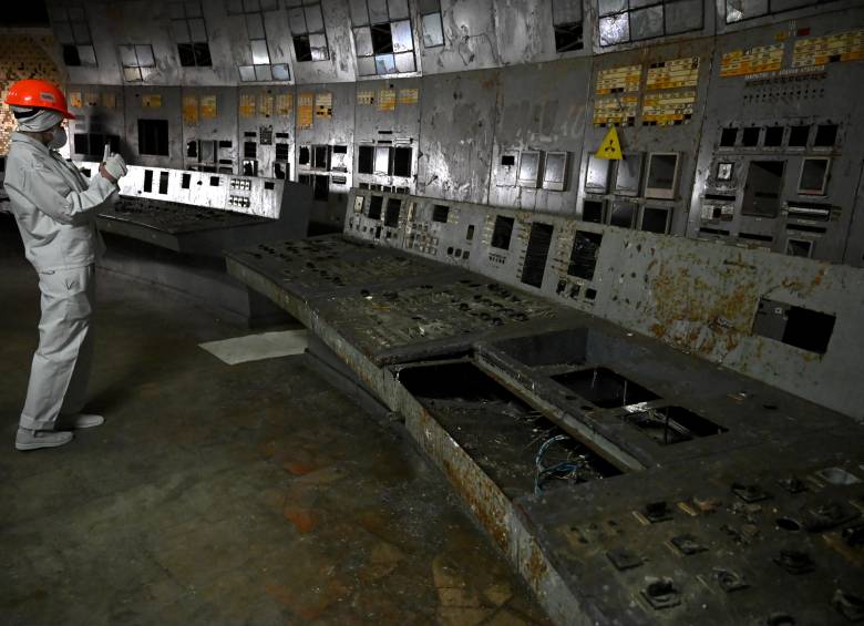 Trabajadores en el punto de control del Nuevo Confinamiento Seguro (NSC) en la central nuclear de Chernóbil, región de Kiev, Ucrania, el 23 de abril de 2026. El 26 de abril de 2026 se conmemoró el 40 aniversario de la explosión en el cuarto reactor de la central nuclear de Chernóbil, considerada uno de los incidentes más significativos en la historia de la energía nuclear. Foto de Yevhen Kotenko, vía AFP.