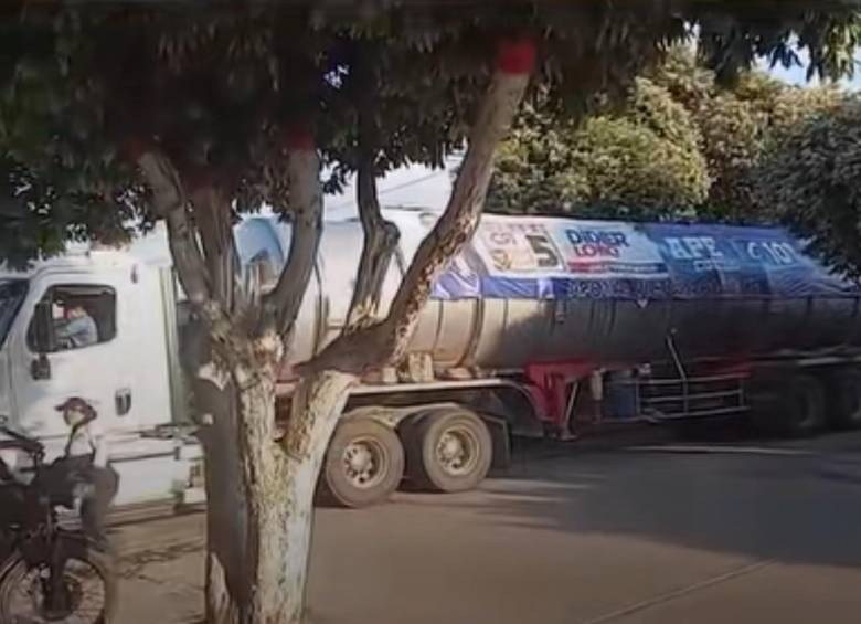 Carrotanque que circula por las calles del municipio con la propaganda política. Foto: Redes Sociales @JACOBOSOLANOC