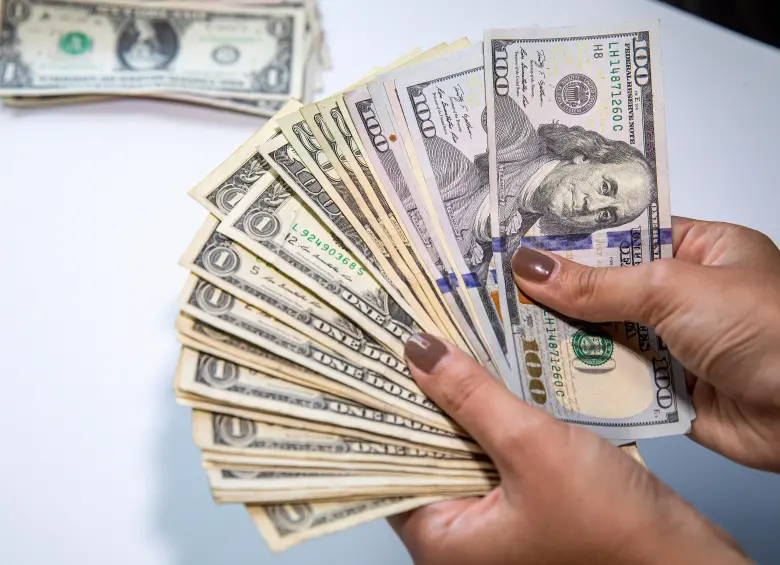 El dólar alcanzó máximos de $3.819,99 en las primeras operaciones de este martes, superando por primera vez en 2026 la barrera de los $3.800. FOTO EL COLOMBIANO