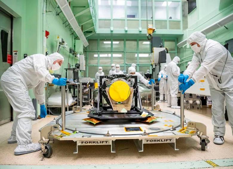 El 20 de mayo, el telescopio de la unidad de desarrollo de ingeniería a escala real para la misión LISA (Laser Interferometer Space Antenna), aún en su estructura de envío, fue trasladado a una sala limpia en el Centro de Vuelo Espacial Goddard de la NASA en Greenbelt, Maryland. FOTO Nasa / Dennis Henry