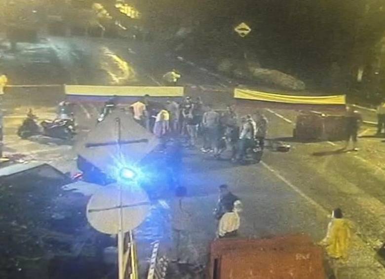 La protestas de los habitantes de Guayabetal en Cundinamarca, comenzaron este martes por la noche y aún continúan. FOTO: Tomada de X (antes Twitter) @CoviandinaSAS