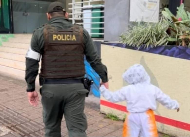 Uniformados del grupo de protección a la infancia y adolescencia, llegaron al inmueble abandonado para rescatar al menor de cinco años, tras recibir la alerta de la comunidad de San Javier en Medellín. FOTO: POLICÍA METROPOLITANA DE MEDELLÍN