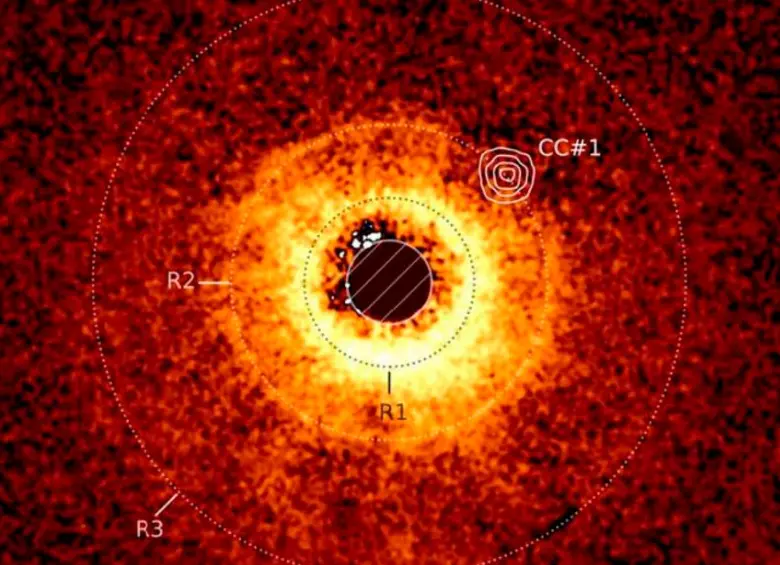 Los exoplanetas son objetivos clave en la astronomía observacional, ya que ayudan a comprender mejor cómo se forman los sistemas planetarios. Foto cortesía/Imagen del disco de TWA 7 captada con el VLT del ESO, con datos del JWST superpuestos. Se aprecia la zona vacía alrededor del exoplaneta TWA 7b en el anillo R2 / © A.-M. Lagrange el al.