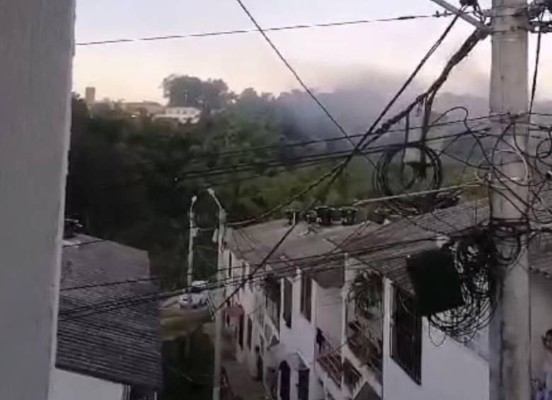 Desde las 6: 00 A.M. de este lunes guerrilleros del Estado Mayor Central atacan con fusiles y explosivos la estación de Policía del municipio de Morales, Cauca. FOTO: Captura de vídeo