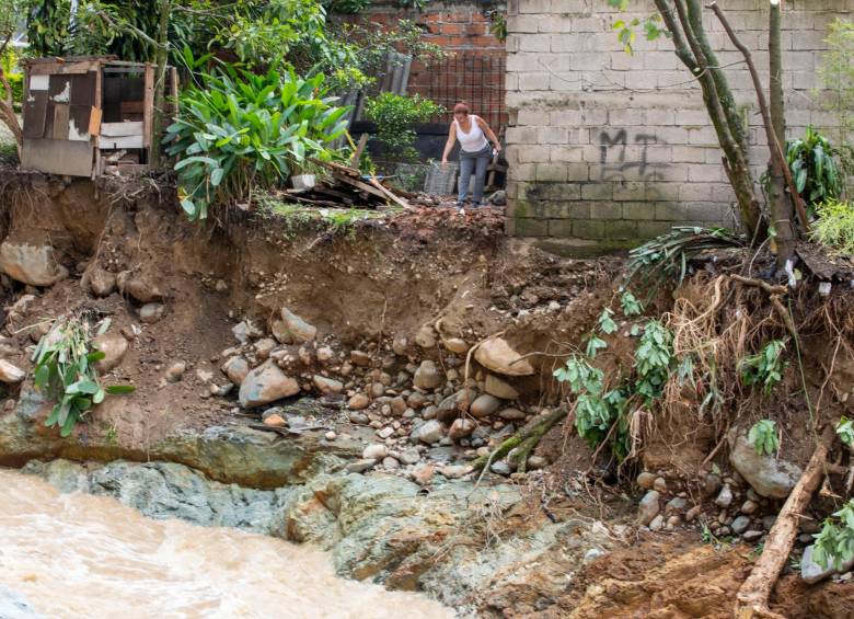 Las recientes crecientes de la quebrada Doña María en Itagüí están socavando los cimientos de las viviendas Foto: Edwin Bustamante