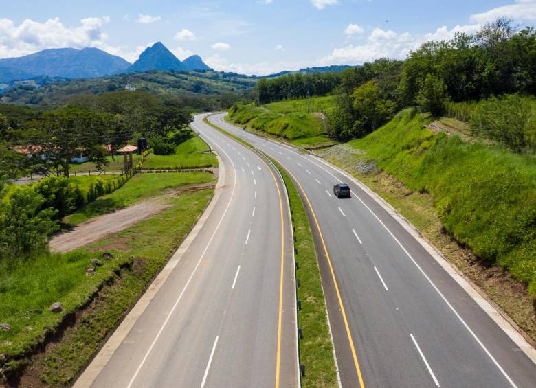La nueva autopista tiene una longitud de 96,4 kilómetros, divididas en dos tramos: uno de vía rehabilitada entre La Pintada y Primavera (de 54 km) y otro de vía nueva, entre La Pintada y Bolombolo (de 42,4 km). Foto Manuel Saldarriaga