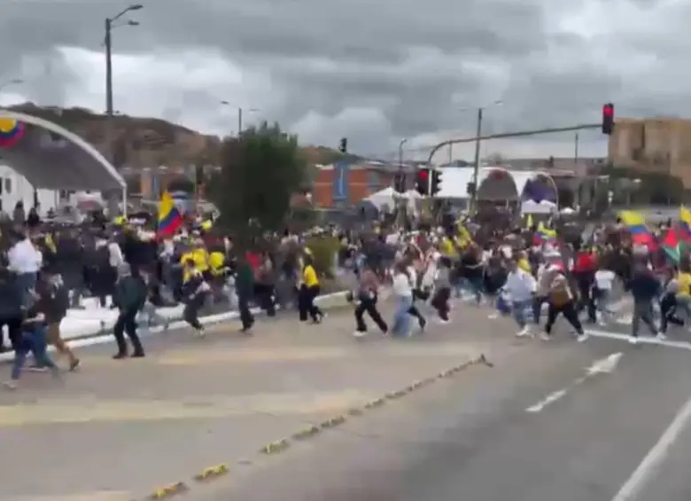 Asistentes al desfile del 20 de julio en Bogotá burlaron esquema de seguridad. Foto: Captura video redes sociales