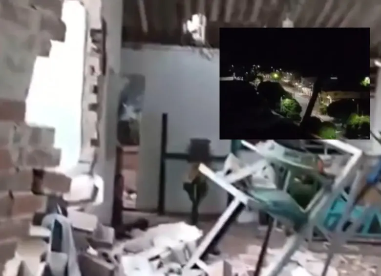 Así quedó la estación de policía en zona rural de El Carmen , en Norte de Santander, el viernes. Y anoche volvió a ser atacada. Fotos: redes sociales