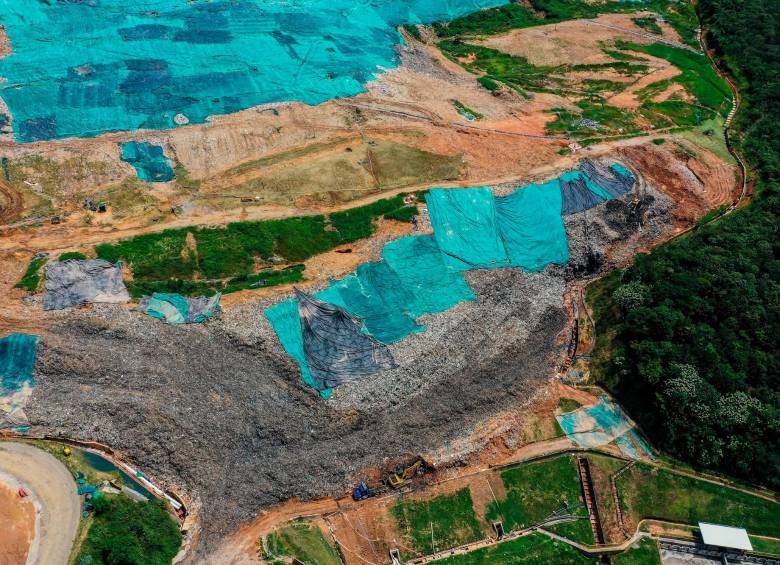 Así, con miles de toneladas de residuos expuestas y moviéndose hacia el río Medellín, estuvo el relleno en su momento más crítico a finales del año pasado. FOTO: CAMILO SUÁREZ