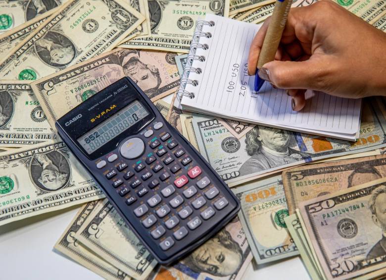 Los invesionistas recomiendan cabeza fría y tener paciencia antes de vender los dólares. FOTO EL COLOMBIANO 